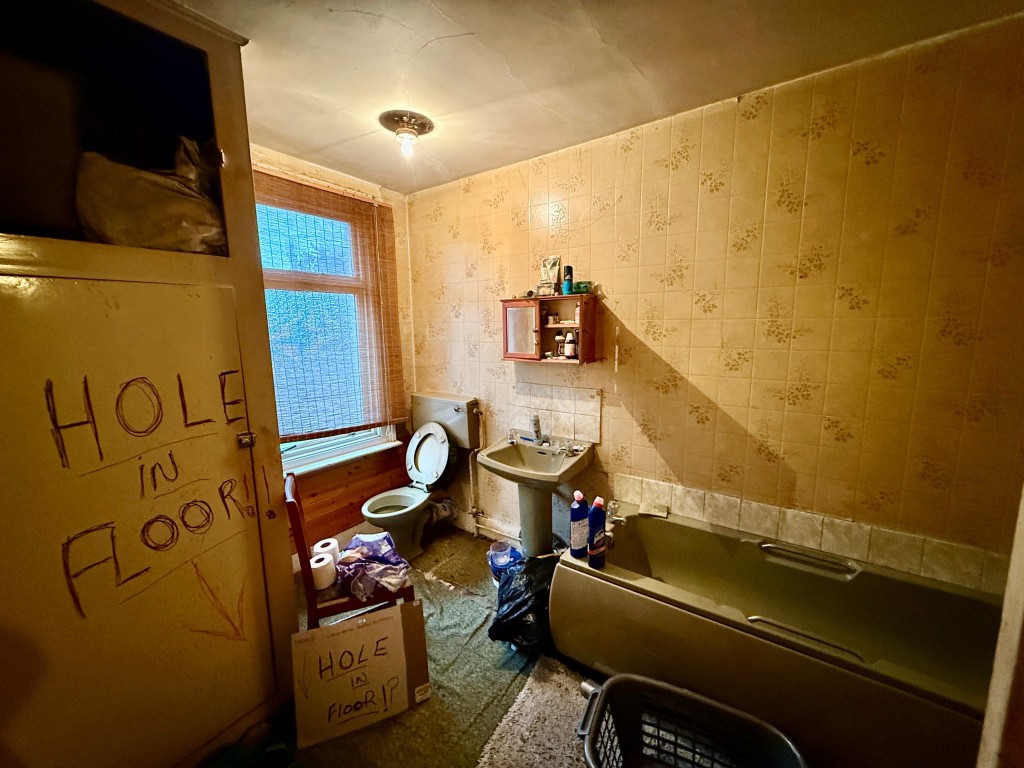 Lot: 96 - VACANT MIXED USE BUILDING WITH POTENTIAL - Bathroom with W.C.
